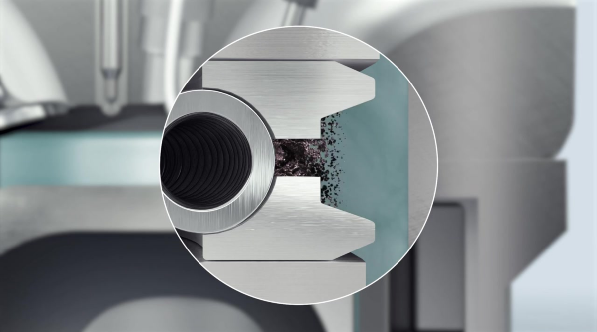 Entfernte Ablagerungen und Verunreinigungen am Kolbenring durch den microflex 935 Kolbenring-Reiniger von Tunap Effekt 935 Kolbenringreiniger Darstellung Kolben nach der Reinigung